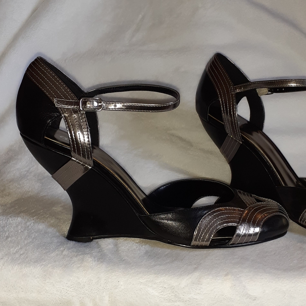 Bakers Size 7.5 Black and metallic heels